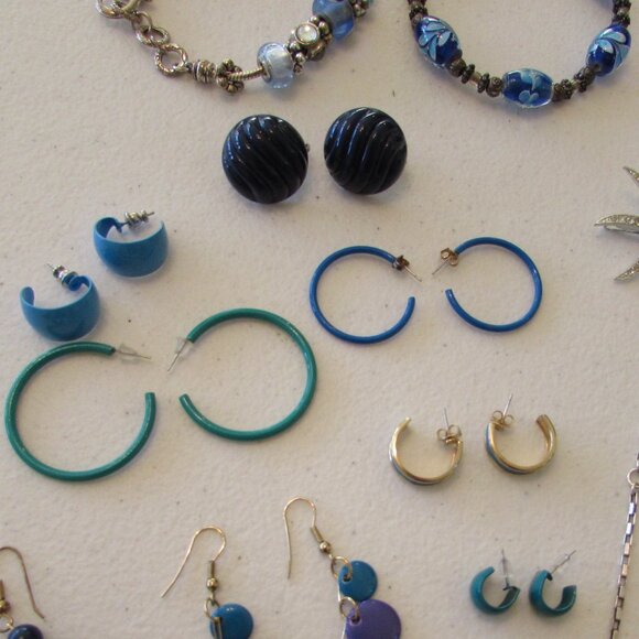 Lot of Costume Jewelry - Blues/Purples/Beads - Picture 6 of 15